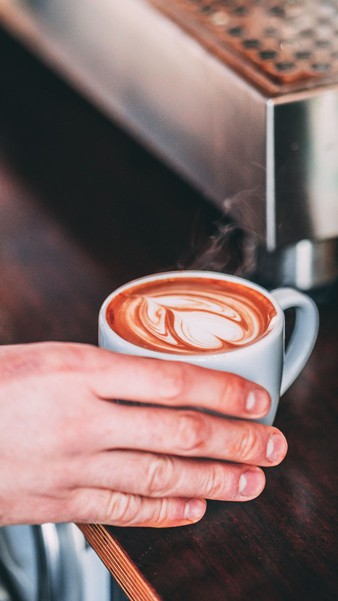 Barista na targach serwujący kawę